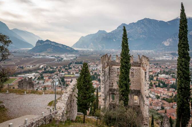 Blick auf Hauptturm und Arco