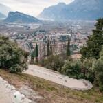 Blick auf Arco und den Gardasee vom Rundweg durch die Burganlage, Arco, Bau, Bauwerk, Bauwerke, Burg, Burg Arco, Burgruine, Gardameer, Gardasee, Gebaeude, Gebaude, Gebäude, Gewässer, Ruine, Rundweg, See, Sehenswürdigkeit, TN, Trentino, Turm, Türme, Weg, Zypresse, Zypressen, building, cammino, castello, cipresso, construction, cypress, edifice, edificio, fabbricato, lago, lake, remains, rovina, rudere, ruin, structure, torre, torri, tower, way