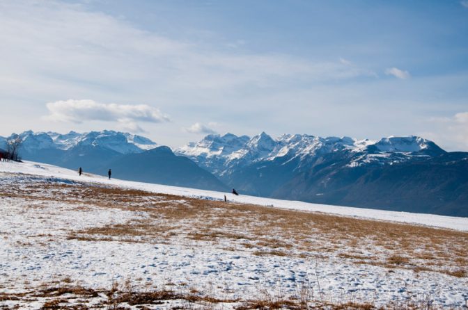 Rodler vor den Brenta Dolomiten