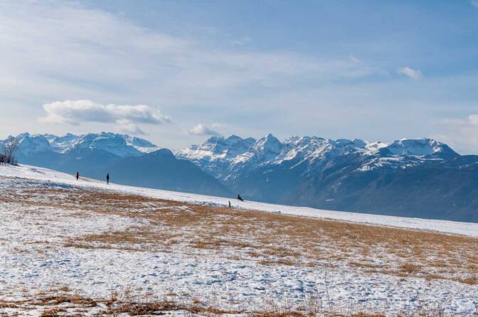 Rodler vor den Brenta Dolomiten