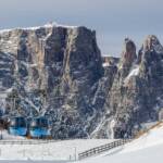 Kabinenbahn vor dem Schlern, Alpe di Siusi, Aufstiegsanlage, Berg, Berge, Euringer, Kabinenbahn, Kabinenumlaufbahn, Santner, Schlern, Schlerngebiet, Schlernmassiv, Schlernspitzen, Schnee, Sciliar, Seiser Alm, Seiser Alm Bahn, Seiseralm, Umlaufbahn, Winter, inverno, weiße Jahreszeit, winter