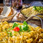 Zwei Pfannengerichte, Alto Adige, Bandnudel, Bandnudeln, Brot, Brotkorb, Essen, Gericht, Jägerpfanne, Mahlzeit, Nudelgericht, Nudeln, Pasta, Pfannengericht, South Tyrol, Spaghetti, Spaghettipfanne, Speise, Speisen, Sudtirol, Sudtirolo, Suedtirol, Südtirol, Tagliatelle, Tirler, Tirlerhof, cibo, food