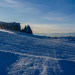 Abendliche Skipisten auf der Seiser Alm mit Blick auf den Schlern, Abend, Abenddämmerung, Abendstimmung, Alpe di Siusi, Berg, Berge, Dämmerung, Euringer, Santner, Schlern, Schlerngebiet, Schlernmassiv, Schlernspitzen, Schnee, Sciliar, Seiser Alm, Seiseralm, Tagesausklang, Tagesende, Winter, Zwielicht, evening, inverno, sera, weiße Jahreszeit, winter