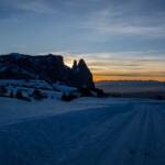 Abenderwachen am Schlern, Abend, Abenddämmerung, Abendstimmung, Alpe di Siusi, Berg, Berge, Dämmerung, Euringer, Santner, Schlern, Schlerngebiet, Schlernmassiv, Schlernspitzen, Schnee, Sciliar, Seiser Alm, Seiseralm, Tagesausklang, Tagesende, Winter, Zwielicht, evening, inverno, sera, weiße Jahreszeit, winter