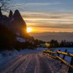 Seiser Alm im Abendlicht, Abend, Abenddämmerung, Abendstimmung, Alpe di Siusi, Berg, Berge, Dämmerung, Euringer, Santner, Schlern, Schlerngebiet, Schlernmassiv, Schlernspitzen, Schnee, Sciliar, Seiser Alm, Seiseralm, Tagesausklang, Tagesende, Winter, Zwielicht, evening, inverno, sera, weiße Jahreszeit, winter