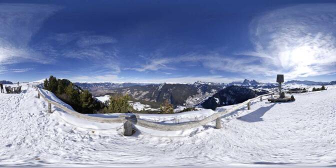 Blick vom Puflatsch hinunter nach Gröden mit St. Ulrich.