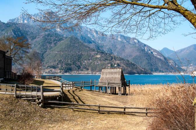 Pfahlbauten am Ledrosee