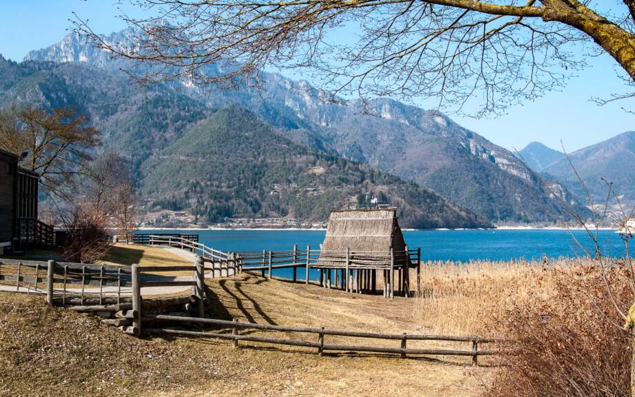 Pfahlbauten am Ledrosee