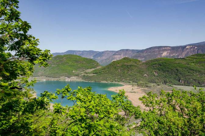 Der Kalterer See umringt von Eichenblättern