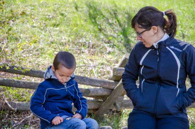 Laurin beim Entrinden