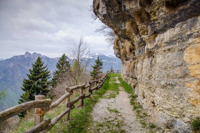 Felswand am Zimbrische Phantasieweg in Lusern (it. Luserna) auf dem Hochplateau Lavarone