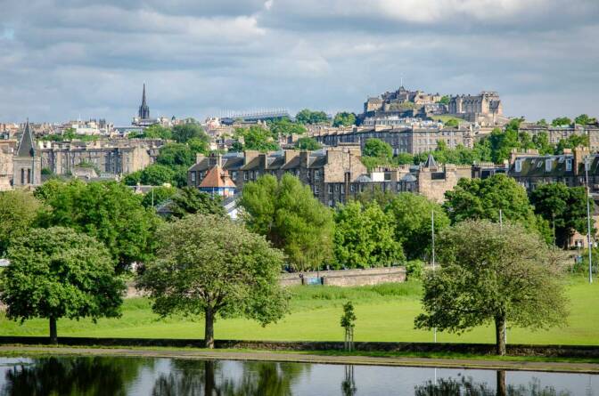 Blick vom Inverleih Park aus auf das Edinburgh Castle