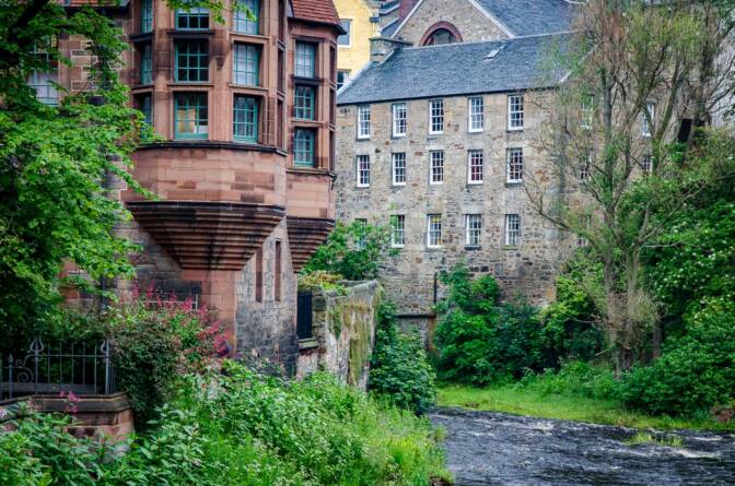 Idyllischer Spazierweg (Walkway) am Ufer des Flusses Leith - "The Water of Leith"