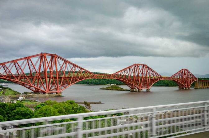 Diese tolle Eisenbahnbrücke ist die Forth Bridge. Sie verbindet über den Firth of Fort (Mündung des Flusses Forth) Edinburgh mit der Halbinsel Fife und somit die schottischen Lowlands mit den Highlands.