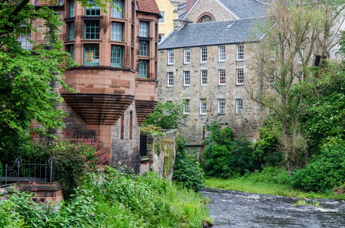 Idyllischer Spazierweg (Walkway) am Ufer des Flusses Leith - "The Water of Leith"