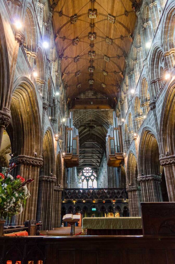 Gewaltige Säulen in der St. Mungos Cathedral von Glasgow