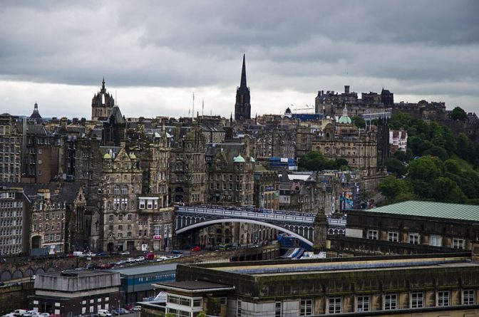 Blick vom Calton Hill auf die Altstadt von Edinburgh mit North Bridge, St. Giles Kathedrale, Hub und Edinburgh Castle.