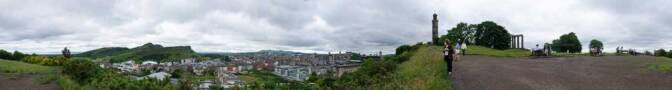 Blick vom Calton Hill in Richtung Süden und Westen: Edinburgh Neustadt und Altstadt, dahinter der Holyrood Park mit Arthur's Seat.