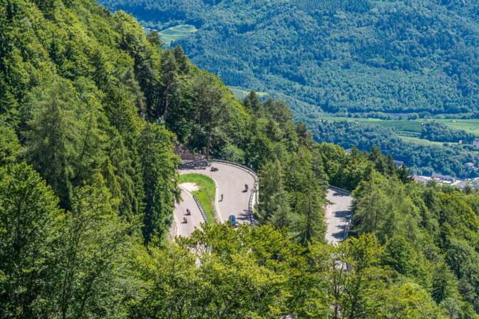 Die Mendelpassstraße mit ihren zahlreichen Kehren und Kurven ist bei Motorradfahrern sehr beliebt.