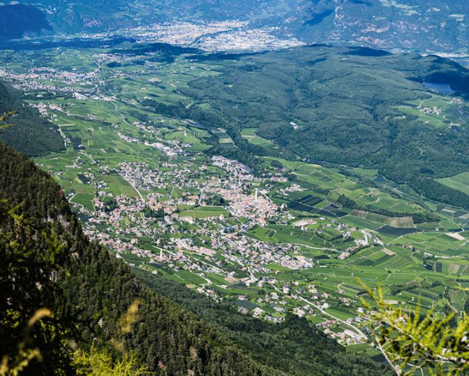 Blick auf Kaltern an der Weinstraße, Montiggl mit dem Montiggler See und Bozen