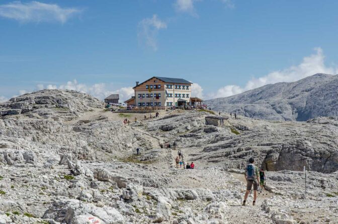 Vor der Rosetta Schutzhütte auf den Hochplateau Pale di San Martino