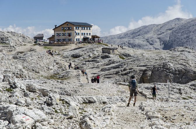 Vor der Rosetta Schutzhütte auf den Hochplateau Pale di San Martino