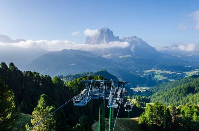 Mit der Col Raiser Kabinenumlaufbahn geht es hinauf auf den Col Raiser