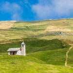 Alm, Cisles, Gardena, Goeden, Gotteshaus, Gröden, Grödental, Grödner Tal, Grödnertal, Kapelle, Kirche, Kirchlein, Matte, Val Gardena, Valgardena, Weide, cappella, chapel, chiesa, chiesetta, church, kleine Kirche