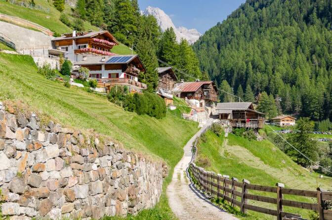 Viele urige Bauernhäuser gibt es in Gröden nicht mehr. Doch eines steht am Wegesrand.