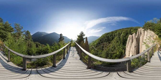 Erdpyramiden von Segonzano inkl. Blick auf das Kirchlein von Segonzano