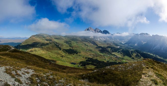 Blick auf die Geislergruppe und die Cisles Alm