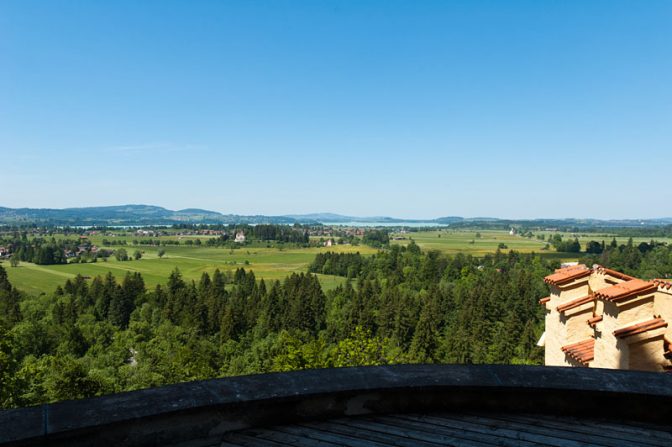 Bayerns Voralpenland: Ausblick von Schloss Hohenschwangau auf das Allgäu