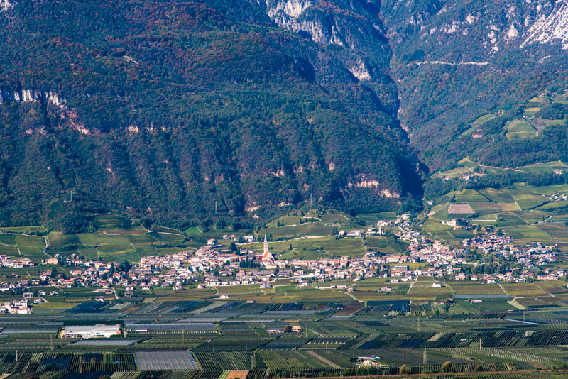 Das Dorf Tramin im Süden Südtirols