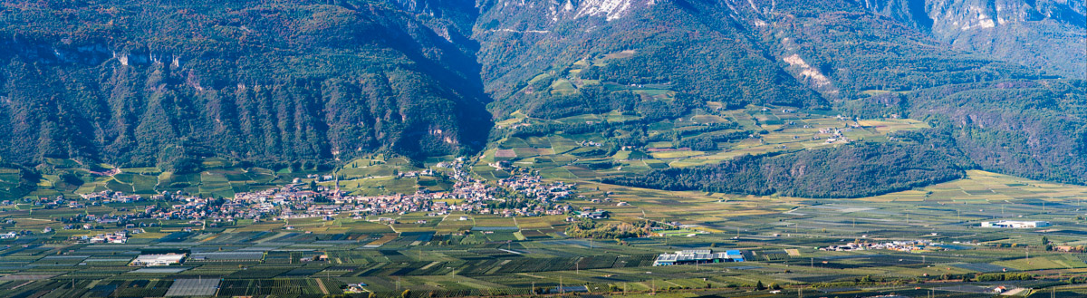 Das Dorf Tramin im Süden Südtirols