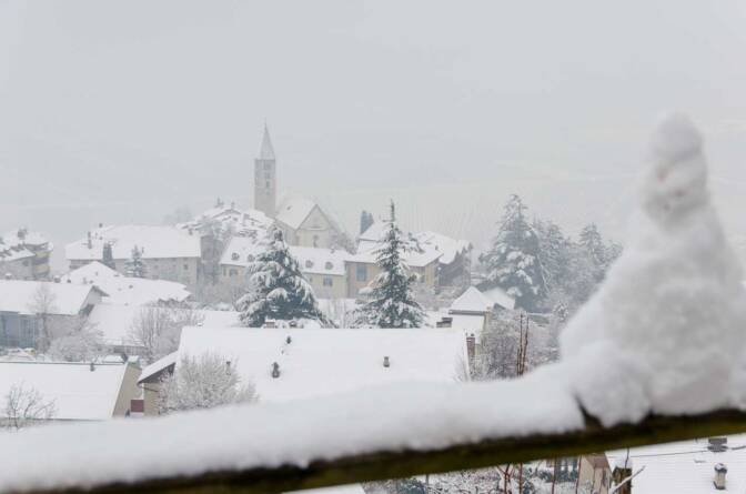 Das winterliche Dorf Kurtatsch im Südtiroler Unterland
