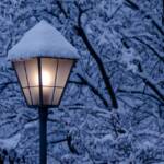 Straßenlaterne im Winter, Abend, Abenddämmerung, Lampe, Lampen, Leuchte, Leuchten, Leuchtmittel, Licht, Schnee, Straßenlaterne, Tagesausklang, Tagesende, Winter, evening, inverno, lamp, lampada, sera, weiße Jahreszeit, winter