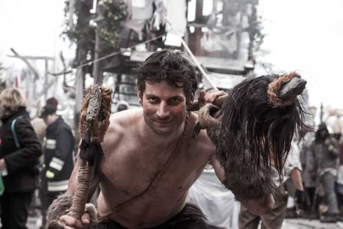 Wilde Männer scheinen Frauen zu gefallen.