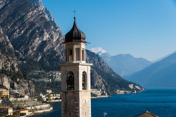 Kirchturm von Limone sul Garda mit Gardasee im Hintergrund