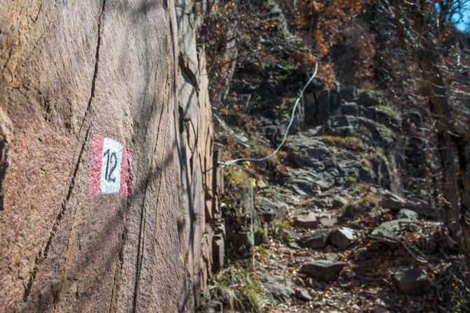 Etwas schwieriger, als hier auf dem Fotos abgebildet, sind die gesicherten Passagen auf dem Leiferer Höhenweg schon