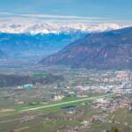 Blick vom Leiferer Höhenweg nach Bozen, Bolzano, Bozen, Flughafen, Flughafen Bozen, Industriezone Bozen, Landeshauptstadt Südtirol, Schloss Sigmundskron, Texelgruppe