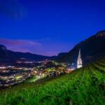 Kirchturm Tramin mit Sternenhimmel, Dorf, Himmel, Kirchturm, Nacht, Nachtaufnahme, Stern, Sterne, Sternenhimmel, Termeno, Tramin, Weinberg, Weinberge, blau, campanile, vigna, vigneto, vineyard