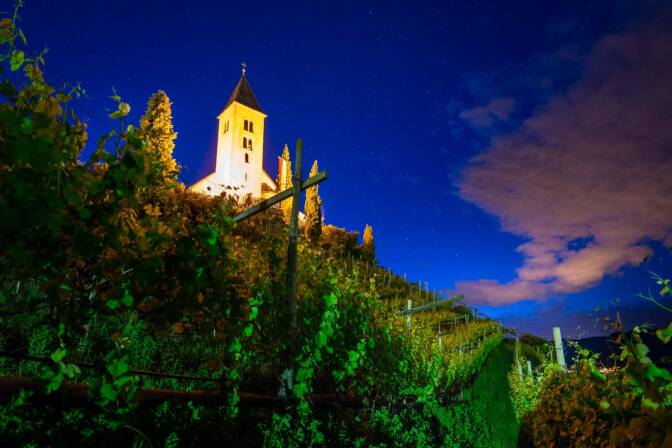 Kastelatz Kirchlein bei Nacht mit Sternenhimmel