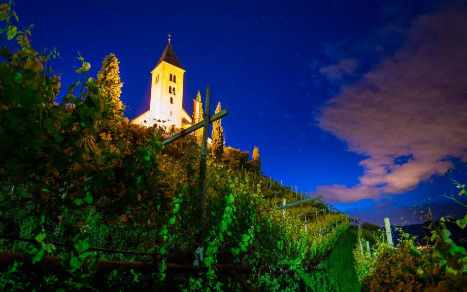 Kastelatz Kirchlein bei Nacht mit Sternenhimmel