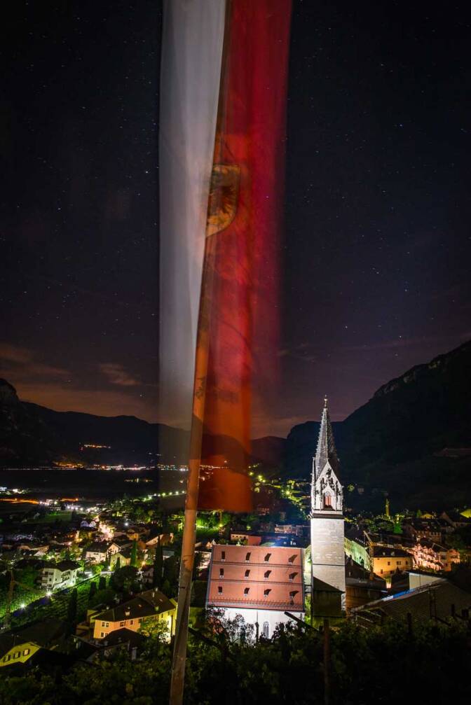 Tramin bei Nacht mit Tirolerfahne