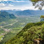 Andrian und Bozen mit Rosengarten, Andrian, Bolzano, Bozen, Catinaccio, Landeshauptstadt Südtirol, Rosengarten, Rosengartengruppe, Schlern, Schlerngebiet, Schlernmassiv, Schlernspitzen, Sciliar, Tschöggelberg, Tschögglberg