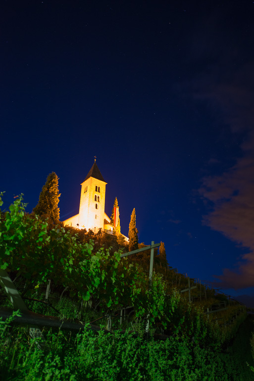 Kastelatz Kirchlein bei Nacht mit Sternenhimmel