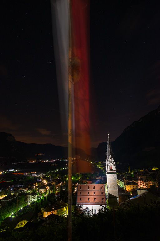 Tramin bei Nacht mit Tirolerfahne
