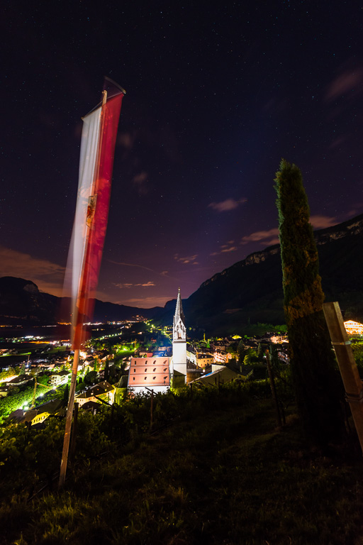 Tramin bei Nacht mit Tirolerfahne