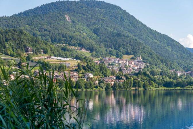 Lago di Serraia mit dem Dörfchen Sternigo