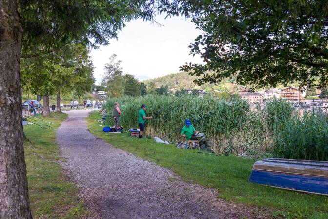 Angler bzw. Fischer am Lago di Serraia im Val di Pinè